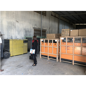 Khách hàng về kho coi máy