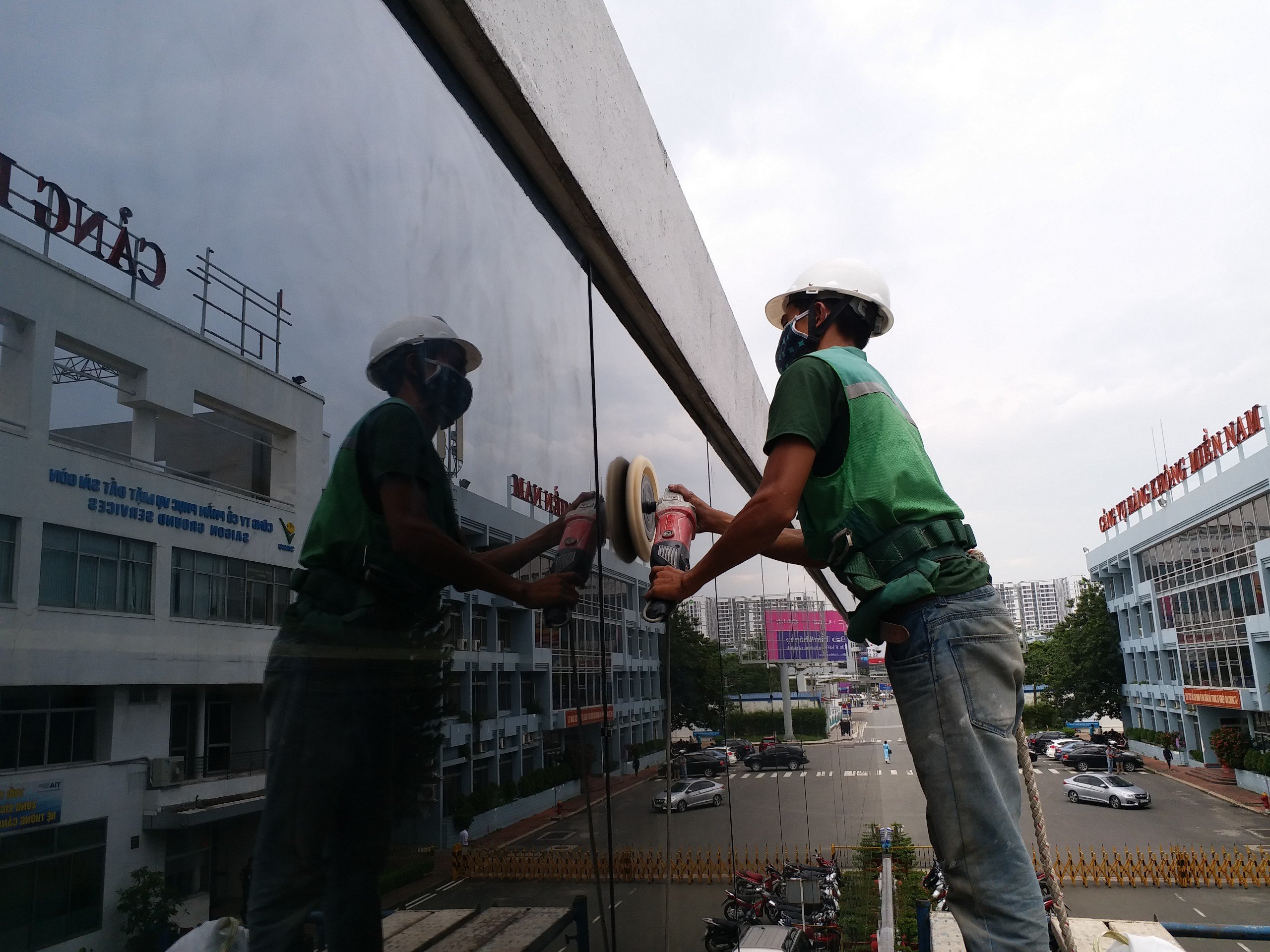 Đánh bóng, làm mới kính công trình | Hoàng Gia