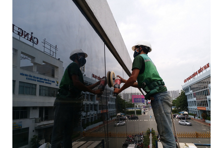 Đánh bóng, làm mới kính công trình | Hoàng Gia
