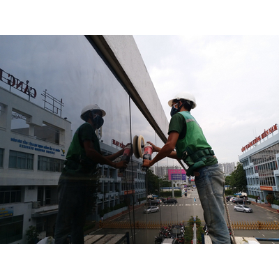 Đánh bóng, làm mới kính công trình | Hoàng Gia