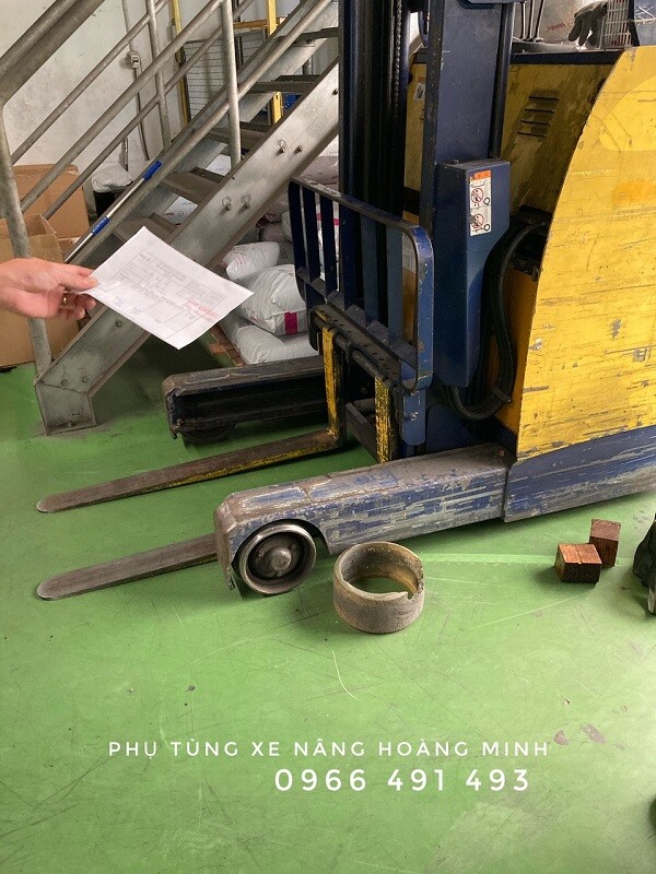 Đắp bánh xe nâng điện Komatsu, TCM, Nissan, Toyota, Nichiyu..