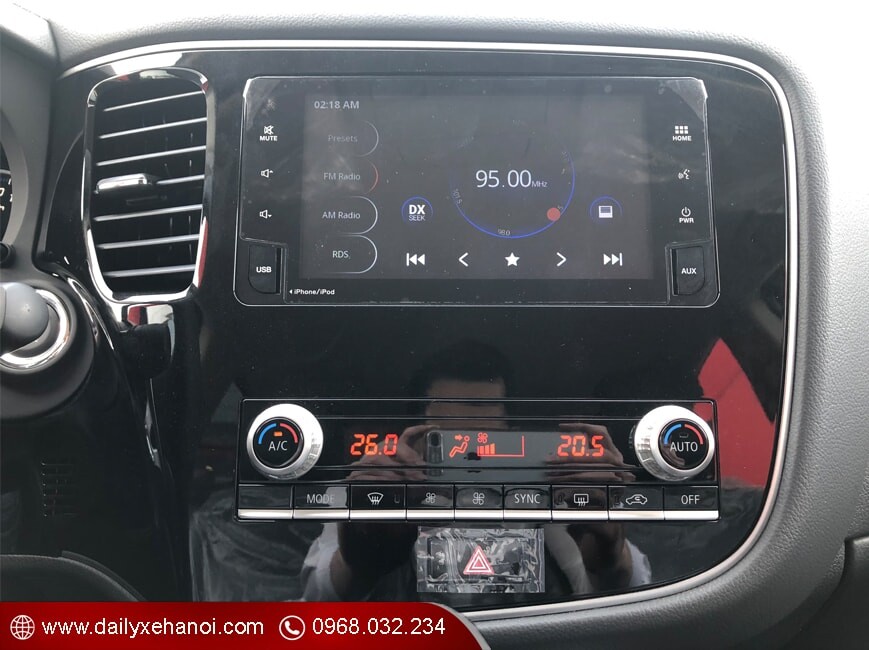 Màn hình cảm ứng 7 inch trên Outlander 2.0 CVT