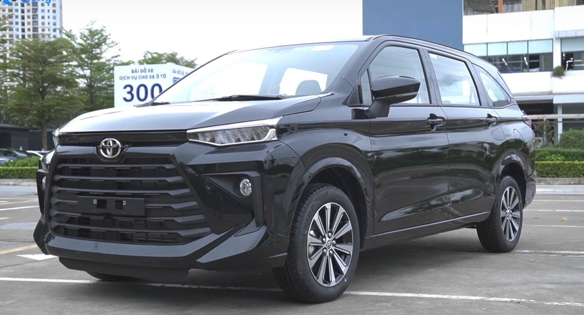 Ngoai that xe MPV 7 cho Toyota Avanza Premio CVT 2026 tai Hai Duong
