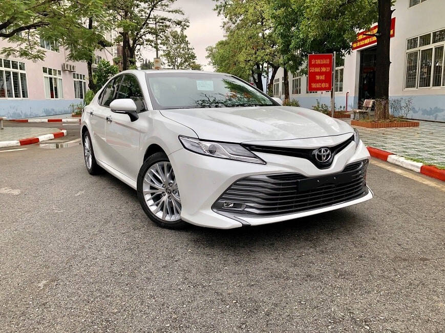 Giá xe Toyota Camry tại Việt Nam chênh lệch bao nhiêu so với Thái Lan