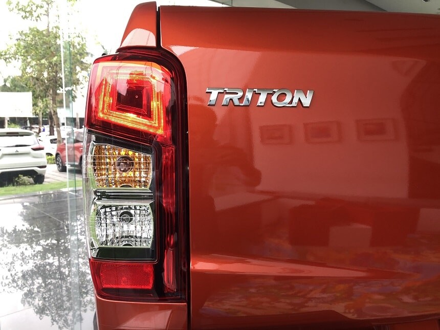 Đèn hậu LED xe Mitsubishi Triton 2.4 AT 4x2 máy dầu