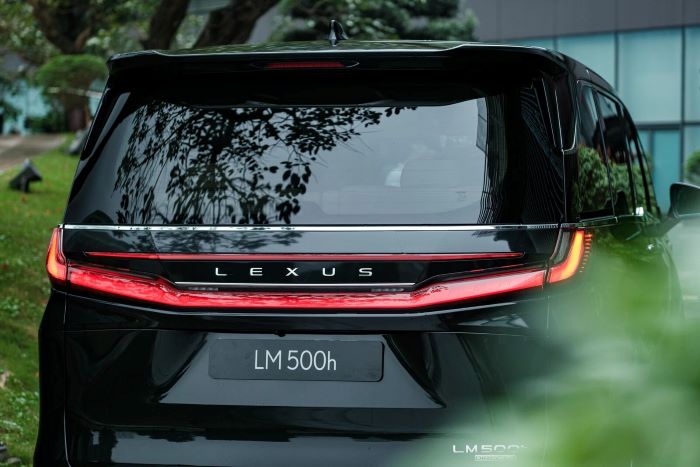 đèn hậu lexus lm 500h 6 chỗ