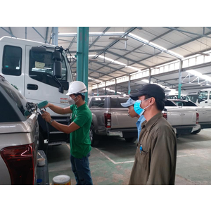 Dịch vụ đánh bóng kính cả xe ô tô SUV cỡ lớn, 7 chỗ