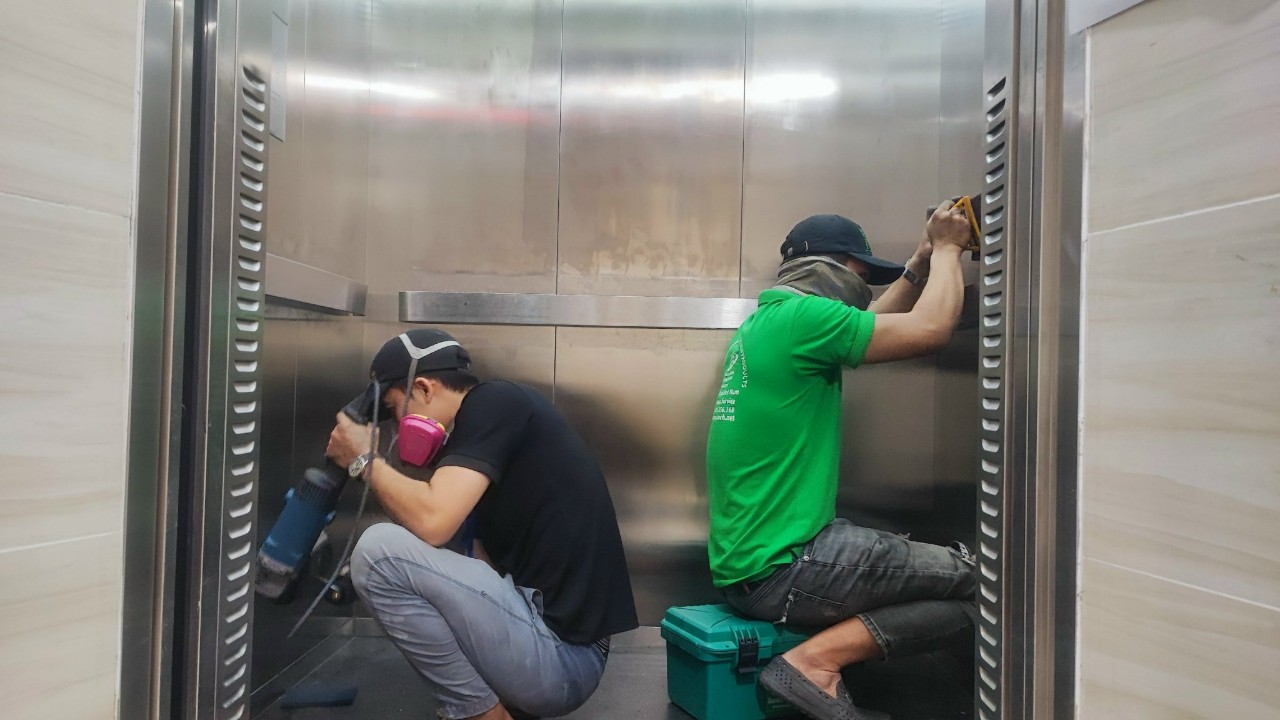 Dịch vụ đánh bóng phục hồi thang máy trầy xước ố màu