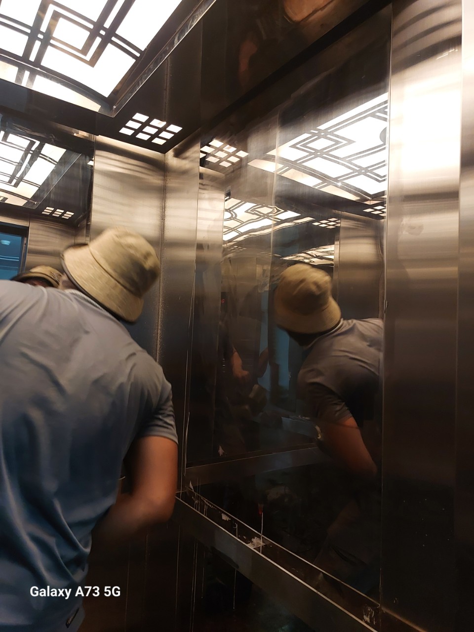 Dịch vụ đánh bóng phục hồi thang máy trầy xước ố màu