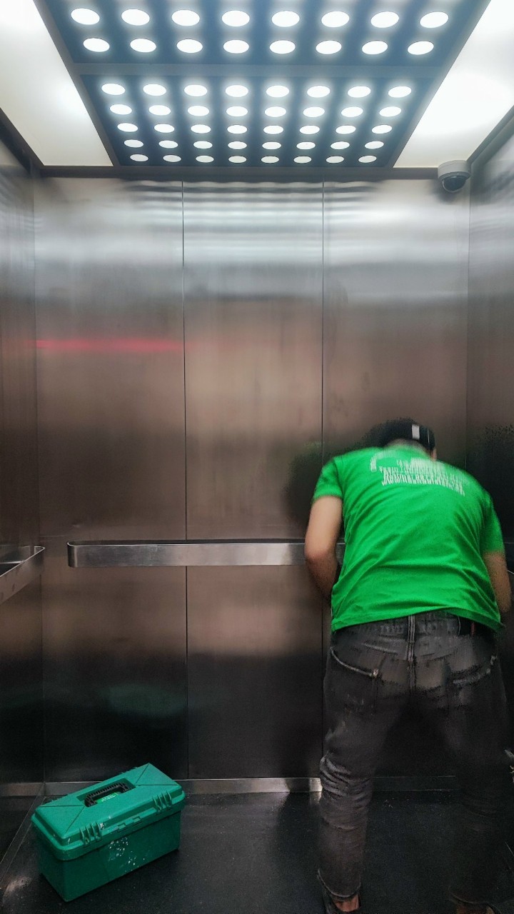 Dịch vụ đánh bóng thang máy INOX