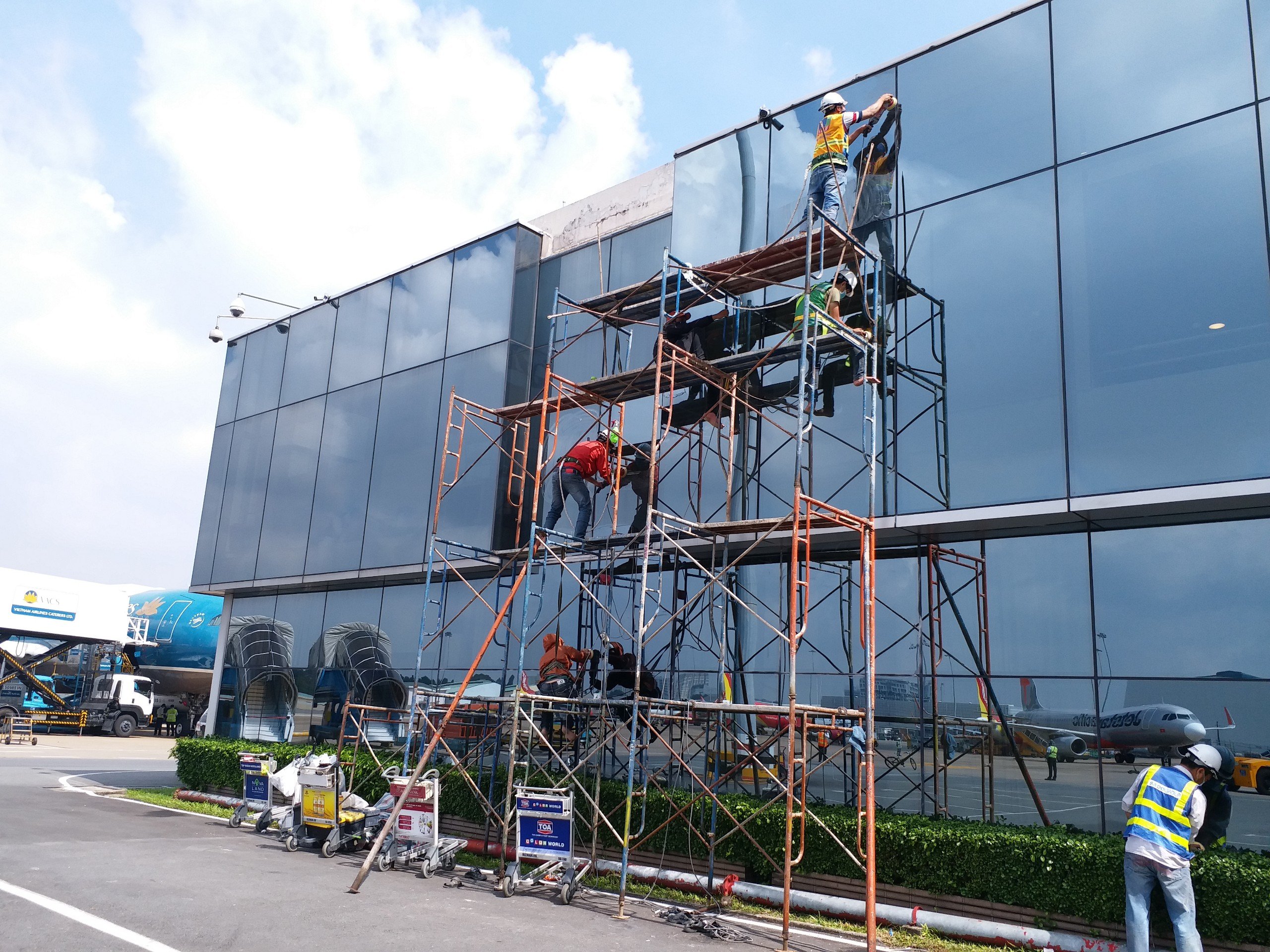 Phủ nano kính chống bám bẩn, tự làm sạch | Hoàng Gia