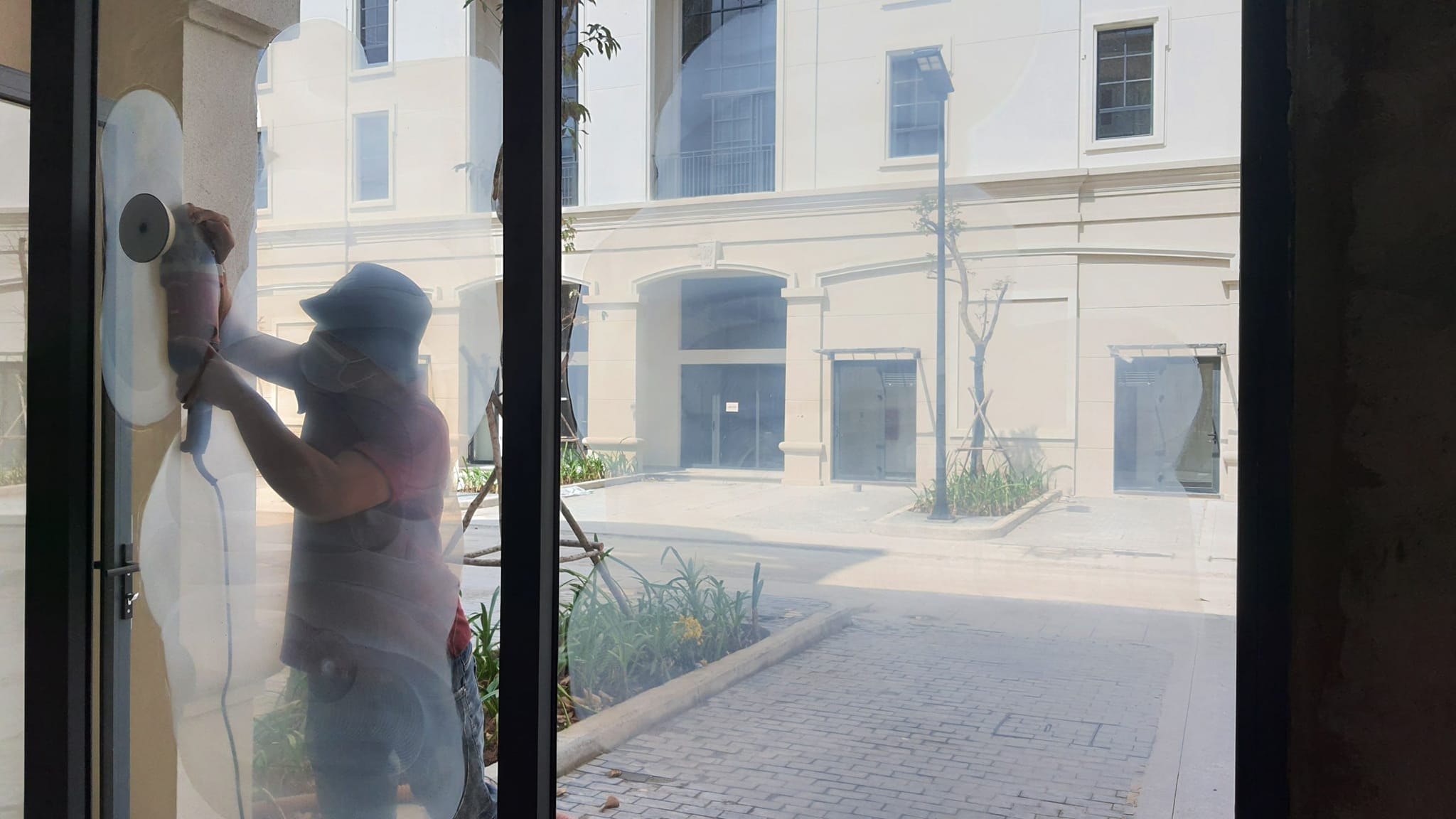 Dịch vụ phục hồi gương kính bị trầy xước – ố canxi