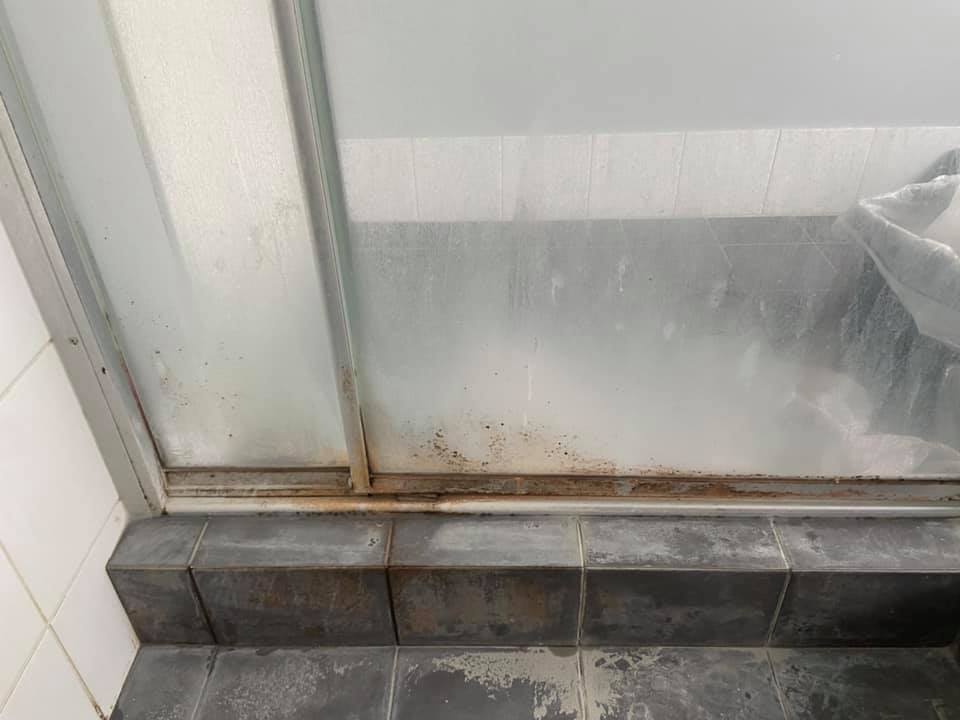 DỊCH VỤ PHỤC HỒI KÍNH NHÀ TẮM – CABIN KÍNH BỊ TRẦY XƯỚC, Ố MỐC