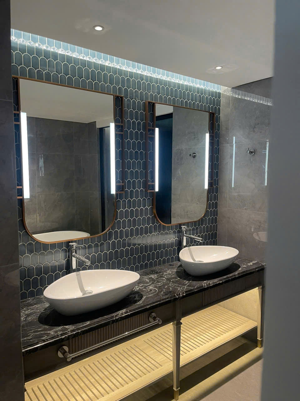 💎 DỊCH VỤ SẢN XUẤT – THI CÔNG GƯƠNG NHÀ TẮM KHUNG INOX MẠ VÀNG PVD | CITYBUILDING HÀ NỘI & TP.HCM