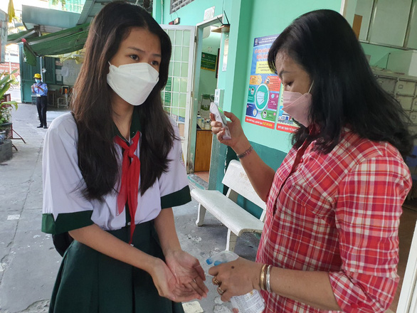 Máy đo thân nhiệt kết hợp rửa tay khử khuẩn, sát trùng tay tự động K10 Pro dùng cho trường học