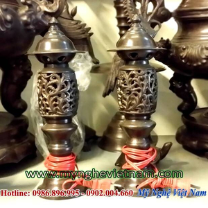 Đôi đèn thờ cúng, đèn cắm điện bằng đồng hun giả cổ