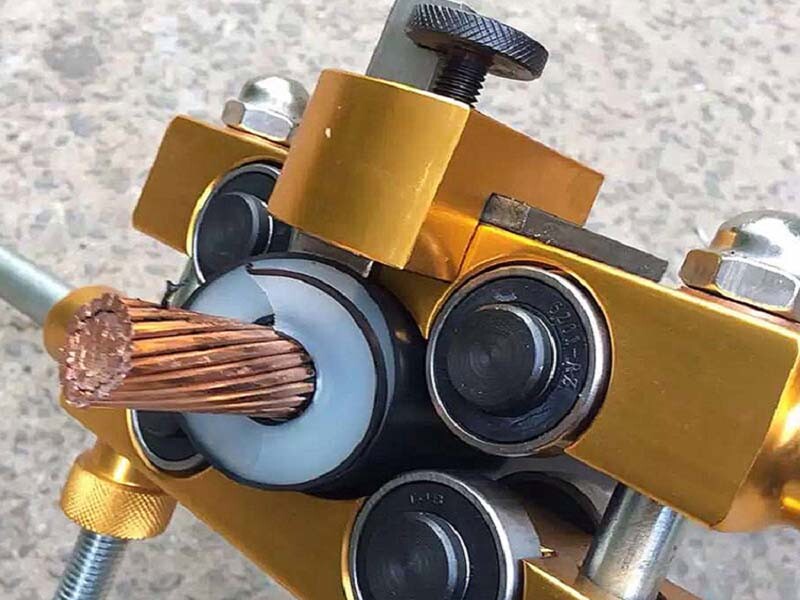 Cách dùng Dụng cụ BK50-105 để gọt lớp vỏ ngoài và lớp cách điện chính 50 - 105mm