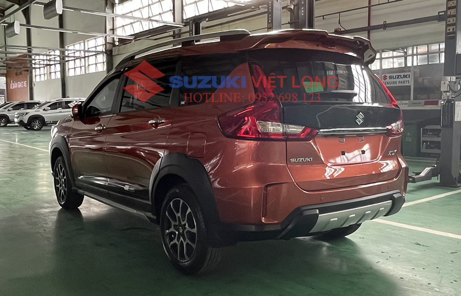 Phần đuôi xe Suzuki XL7 nổi bật bởi cụm đèn hậu được thiết kế nổi không 3 chiều trông rất bắt mắt