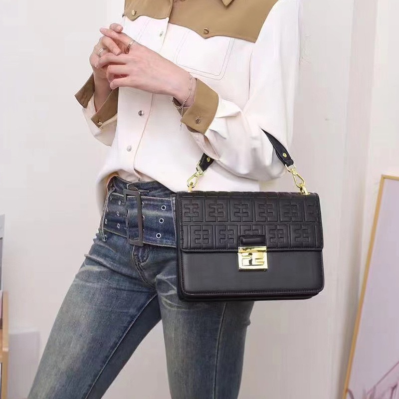 TÚI XÁCH NỮ /ĐEO CHÉO DA DẬP CHỮ NỔI MAXI CAN E FF2135