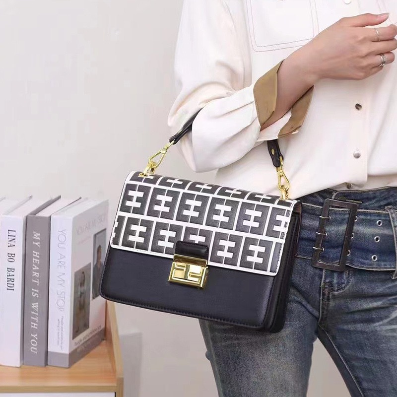 TÚI XÁCH NỮ /ĐEO CHÉO DA DẬP CHỮ NỔI MAXI CAN E FF2135