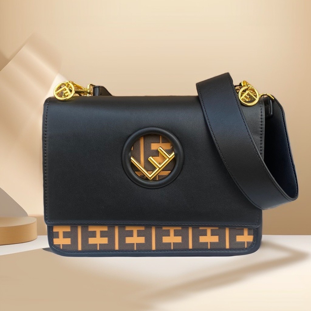 TÚI XÁCH NỮ /ĐEO CHÉO DA DẬP CHỮ NỔI MAXI CAN E FF9865