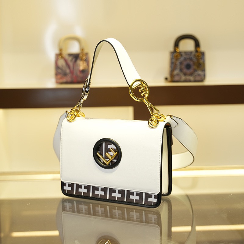 TÚI XÁCH NỮ /ĐEO CHÉO DA DẬP CHỮ NỔI MAXI CAN E FF9865