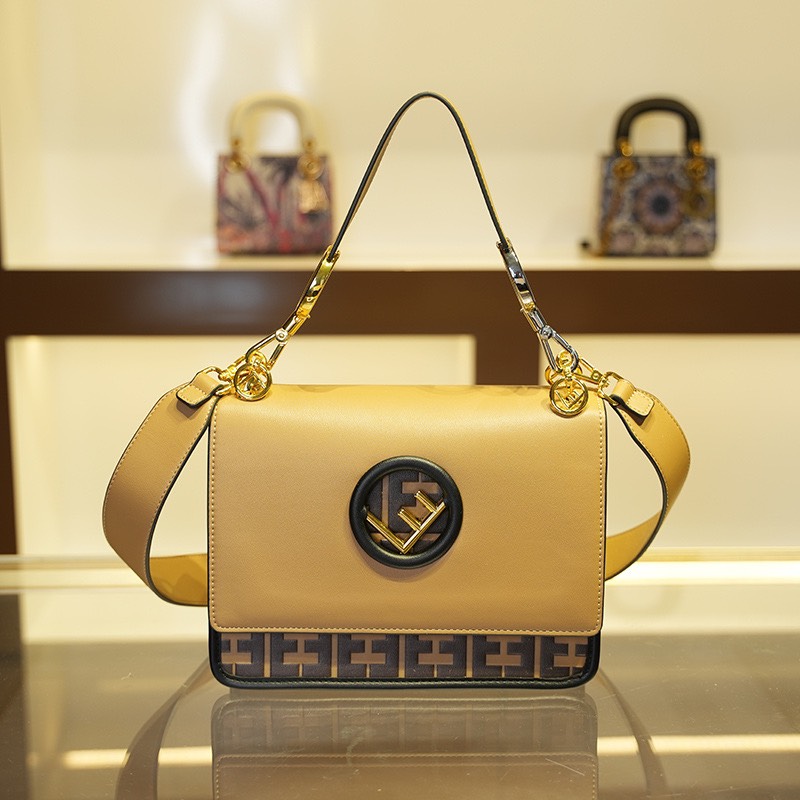 TÚI XÁCH NỮ /ĐEO CHÉO DA DẬP CHỮ NỔI MAXI CAN E FF9865