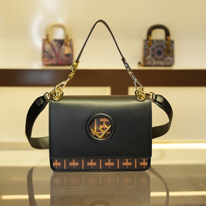 TÚI XÁCH NỮ /ĐEO CHÉO DA DẬP CHỮ NỔI MAXI CAN E FF9865