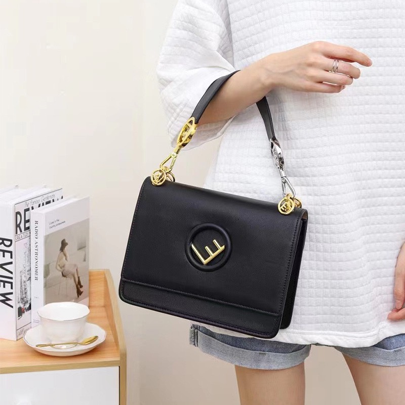 TÚI XÁCH NỮ /ĐEO CHÉO DA DẬP CHỮ NỔI MAXI CAN E FF9865