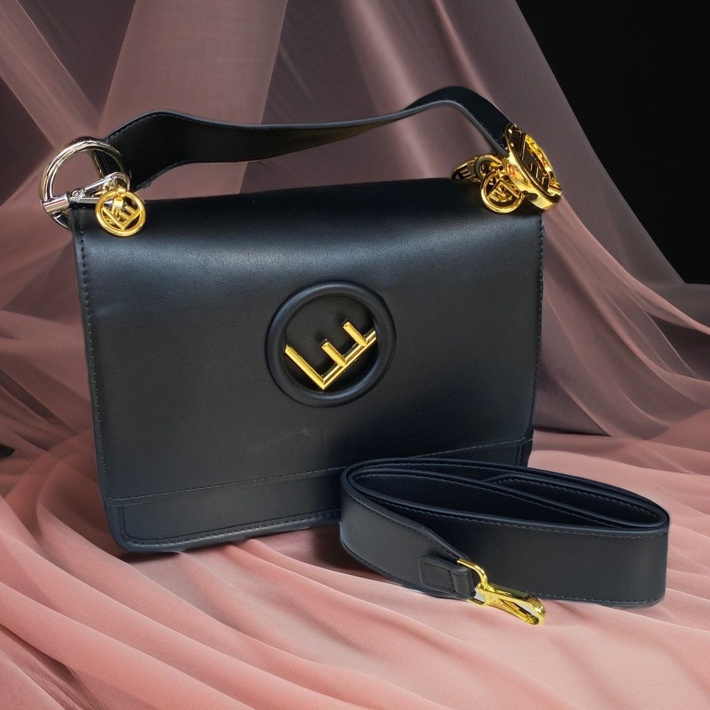 TÚI XÁCH NỮ /ĐEO CHÉO DA DẬP CHỮ NỔI MAXI CAN E FF9865