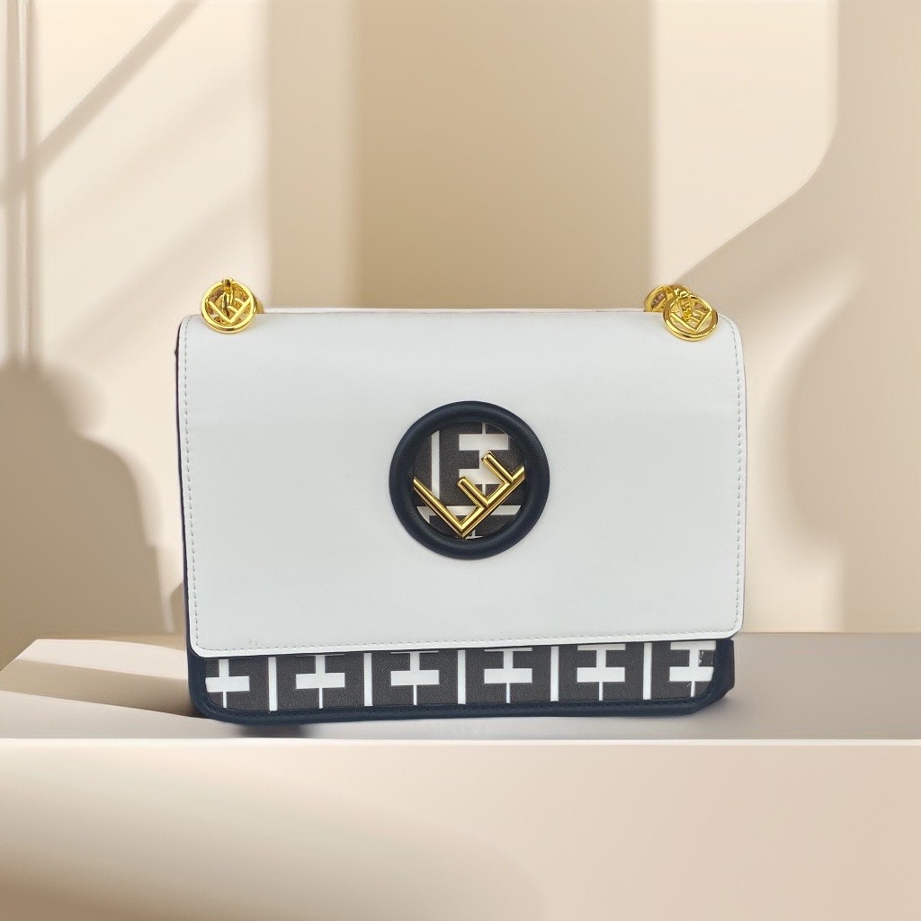 TÚI XÁCH NỮ /ĐEO CHÉO DA DẬP CHỮ NỔI MAXI CAN E FF9865