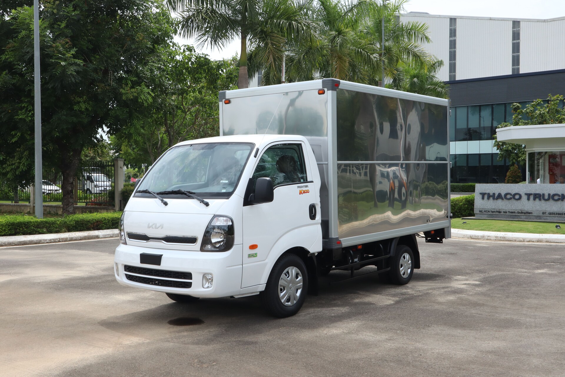 FRONTIER K200 - Thùng kín - Tôn kẽm - Tải 1.900 kg