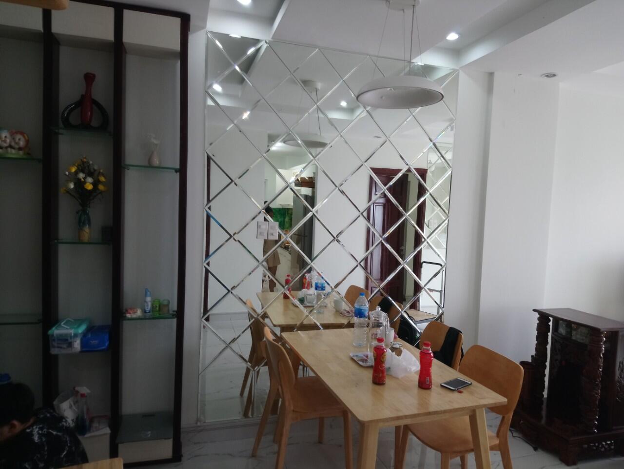 Thi công lắp dựng kính thủy, gương soi ốp tường trang trí