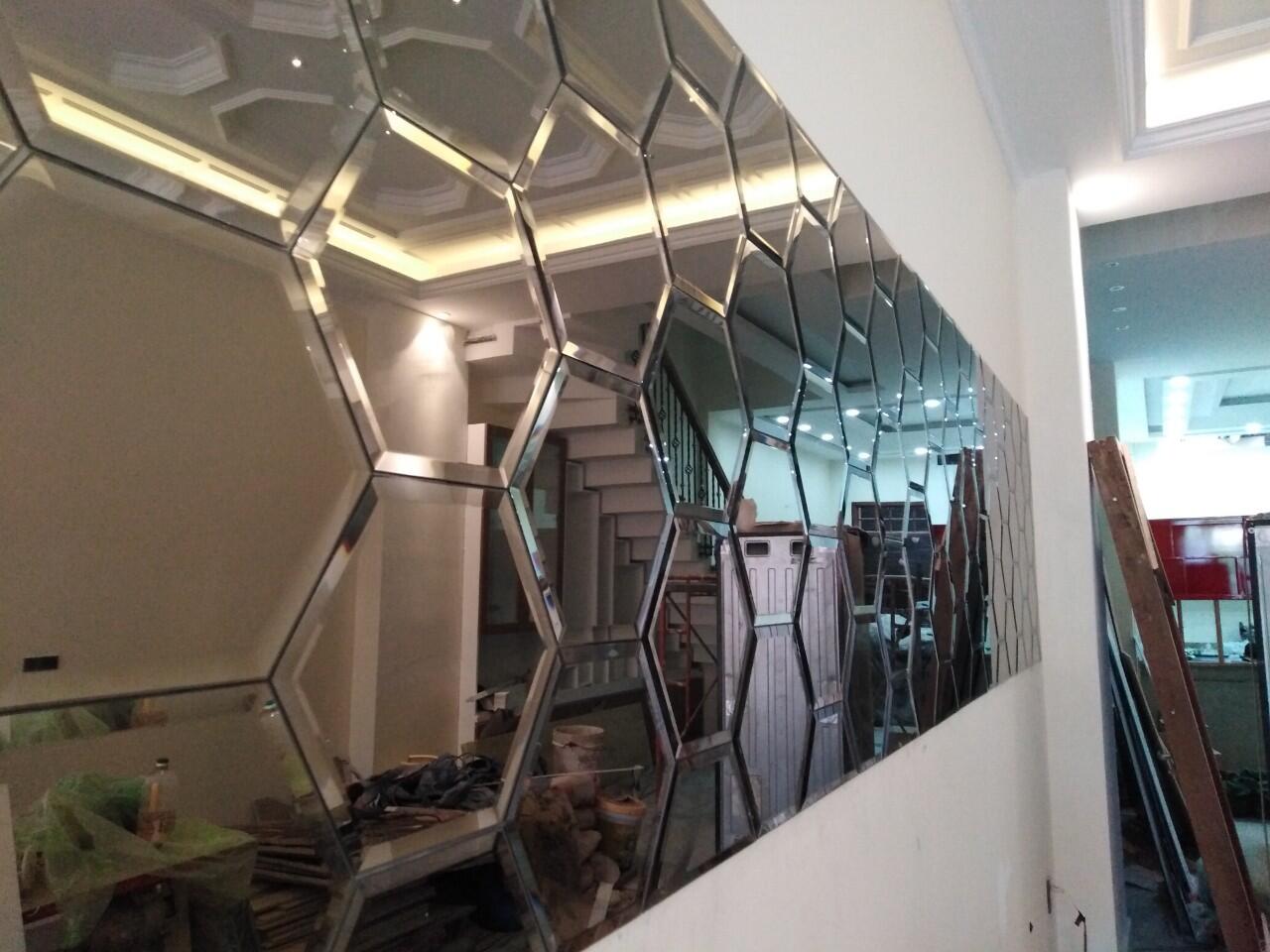 Thi công lắp dựng kính thủy, gương soi ốp tường trang trí