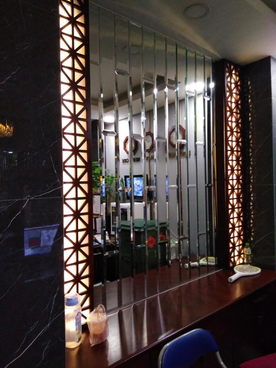 Thi công lắp dựng kính thủy, gương soi ốp tường trang trí