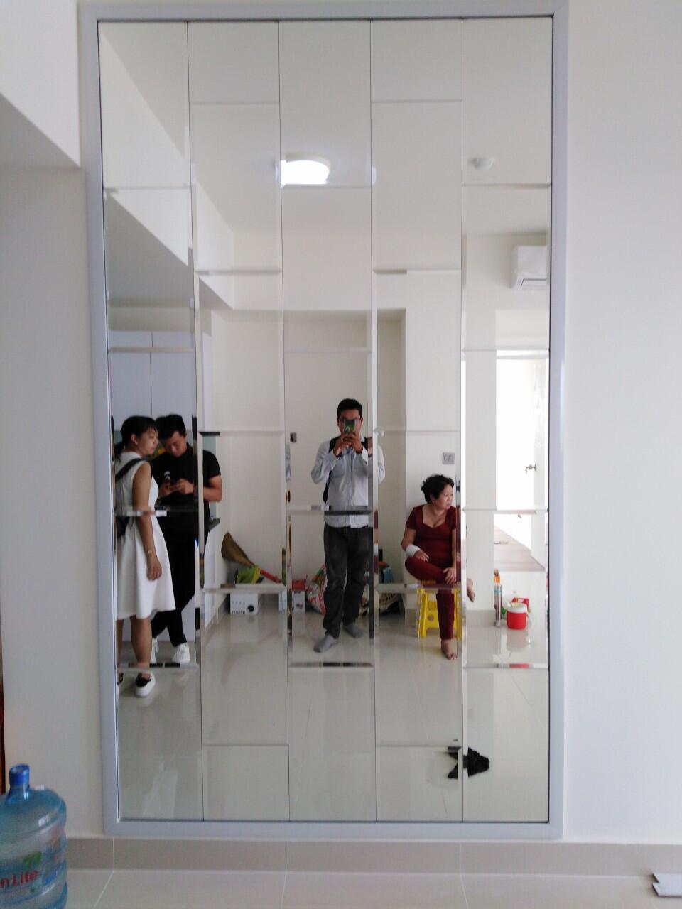 Thi công lắp dựng kính thủy, gương soi ốp tường trang trí
