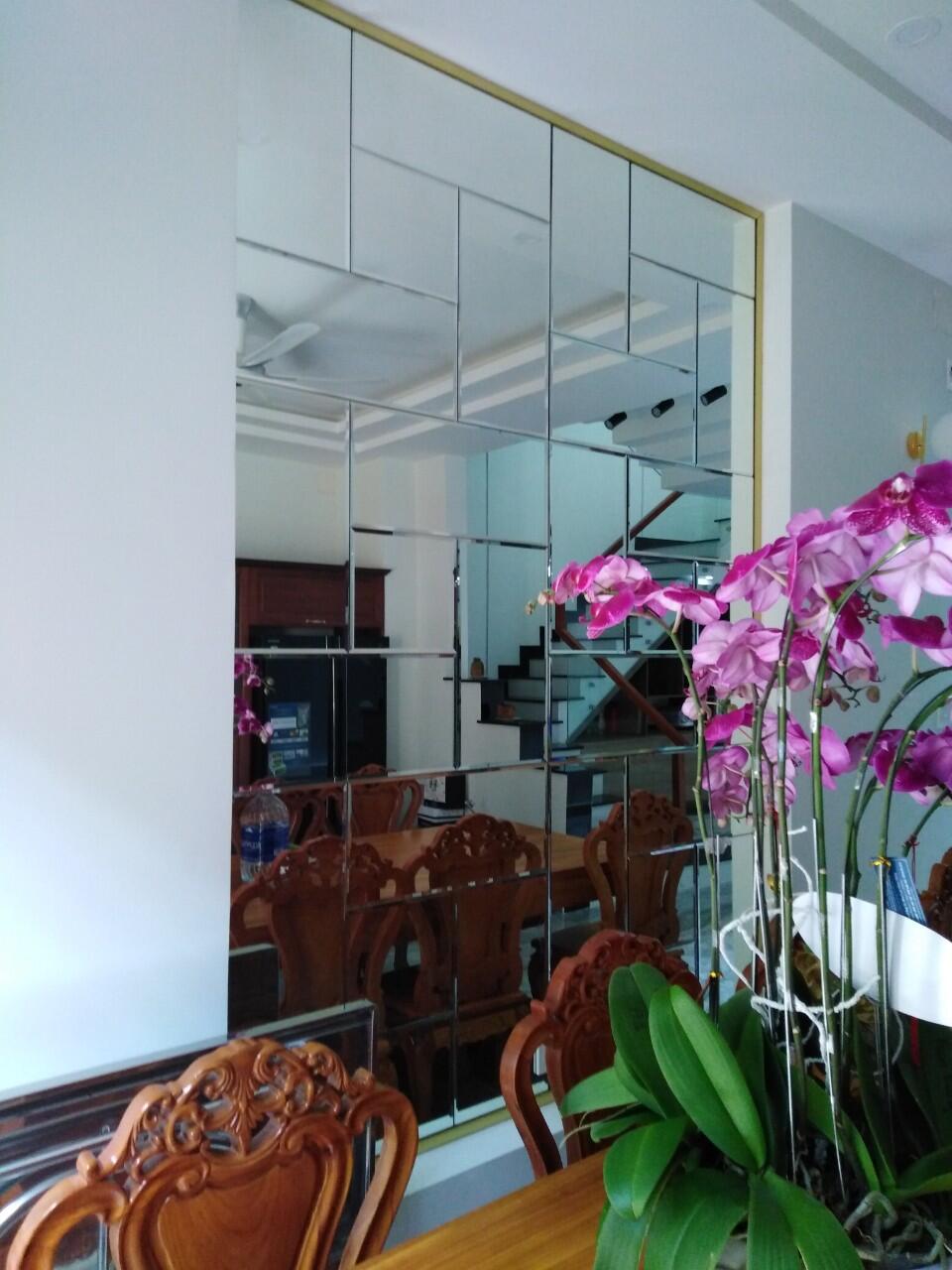Thi công lắp dựng kính thủy, gương soi ốp tường trang trí