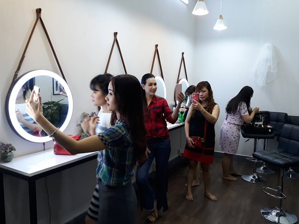 Gương makeup đèn led dây da Citybuilding CBJ 011C