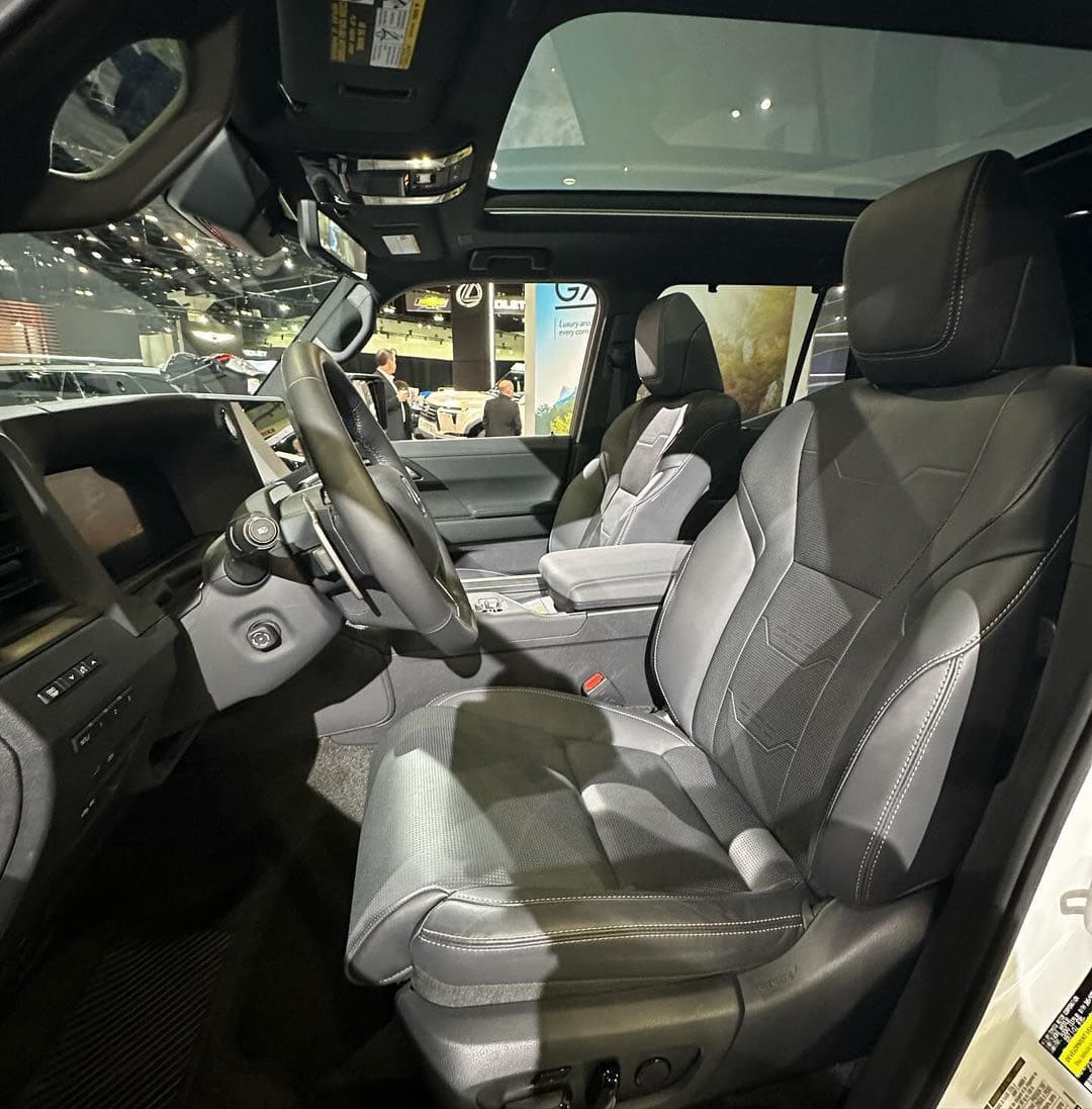 Ghế da màu đen trên Lexus GX 550