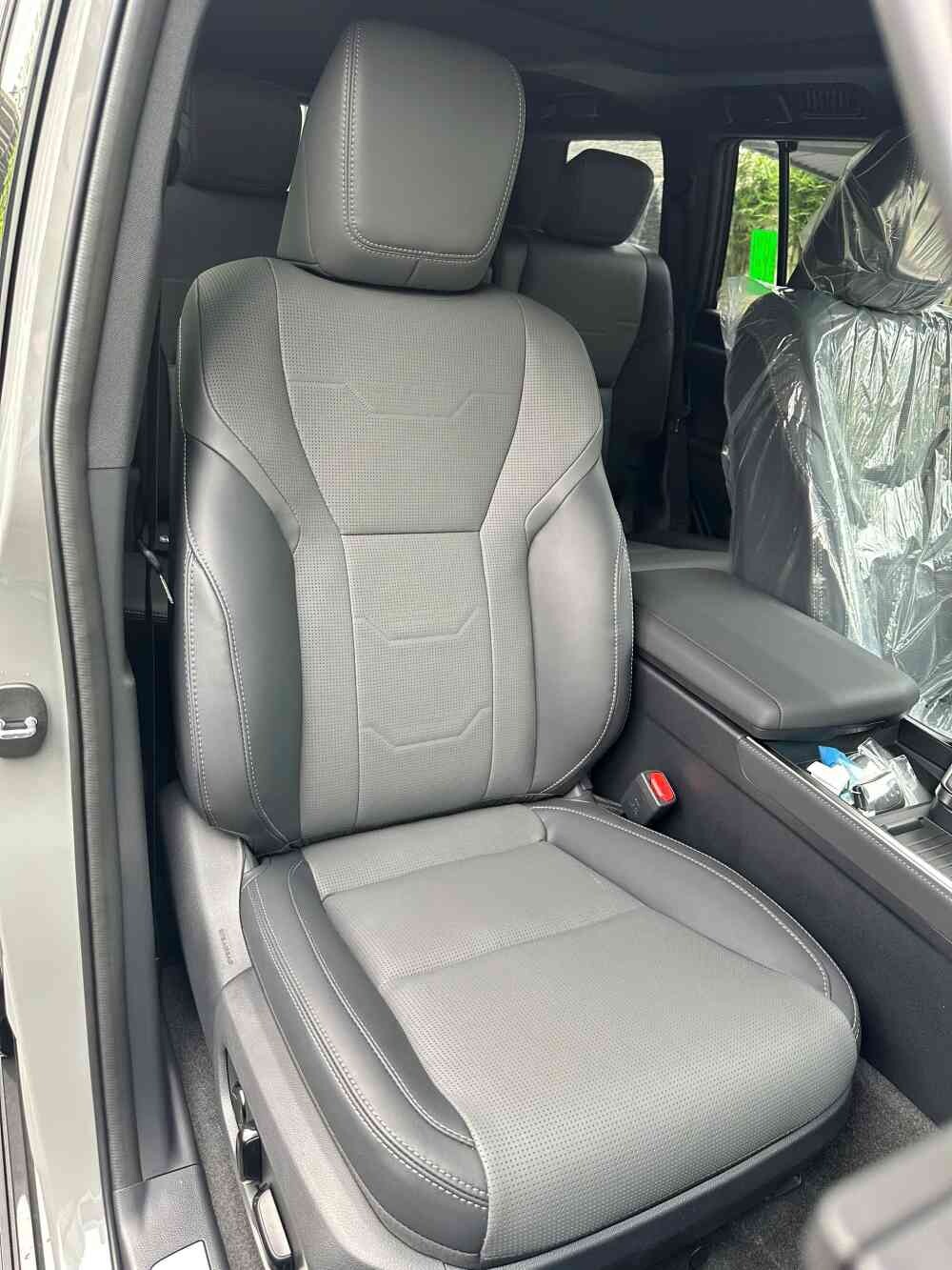 Ghế da màu xám Lexus GX 550
