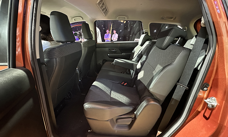 Hàng Ghế Giữa của Xe Suzuki XL7 Hybrid Màu Cam Nóc Đen