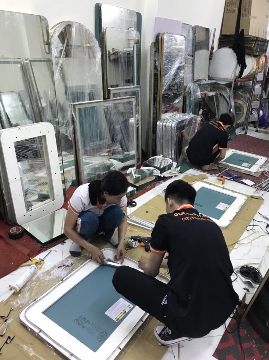 Nhân viên Citybuilding gia công mặt sau gương tại xưởng