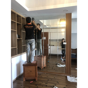 Giá gương dán tường: phân biệt vật liệu và giao lắp