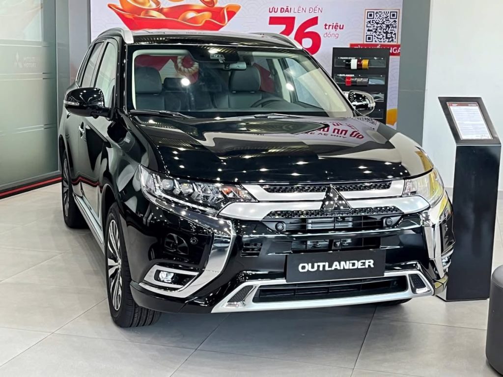 Mitsubishi Outlander Premium màu đen giá CỰC tốt