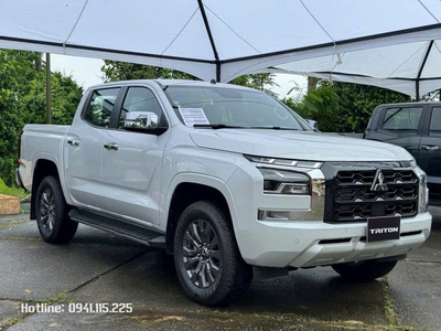 Hình ảnh thực tế Mitsubishi AT Premium 2025 màu trắng kèm giá bán