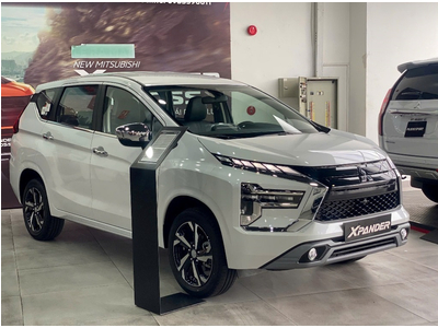 Mitsubishi Xpander AT Premium màu trắng giá bán kèm Khuyến Mãi