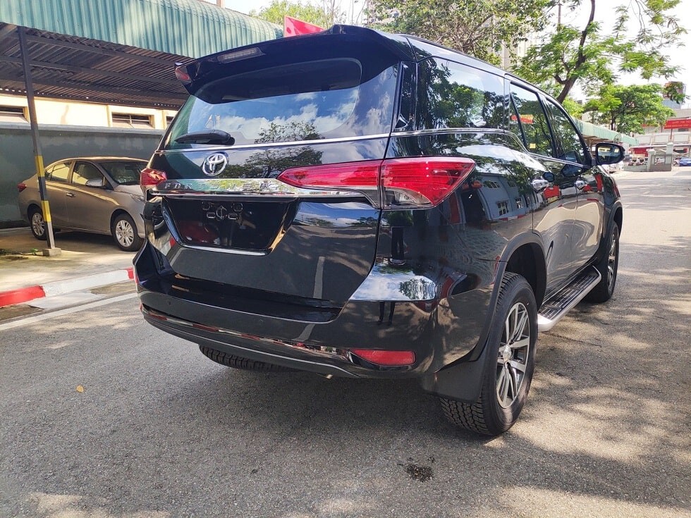 Góc nhìn 3/4 phía sau của Toyota Fortuner