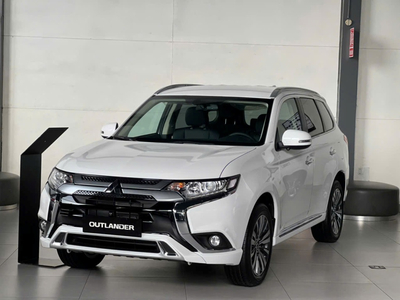 Giá lăn bánh xe Mitsubishi Outlander mới nhất – Tháng 10/2025