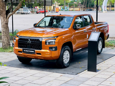 Mitsubishi Triton 2025 phiên bản tiêu chuẩn màu cam