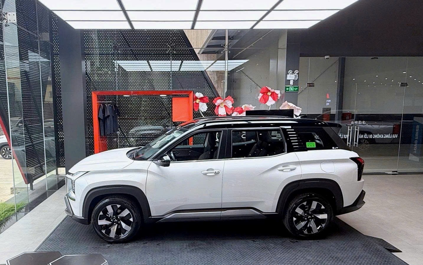 Mitsubishi Destinator Ultimate màu Trắng nóc đen